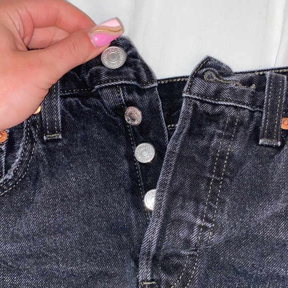 Black distressed Levi’s denim shorts. Size W26. High rise with 4 buttons. - Picture 2 of 5